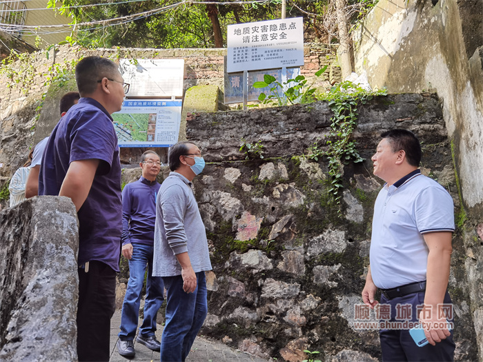 附图1：工作组检查大良青龙巷11、12号后山地质灾害隐患点.jpg