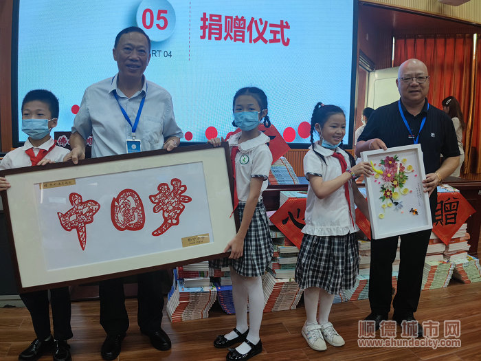 同学们也准备了十字绣、图画等礼物回赠陈村总商会。.jpg