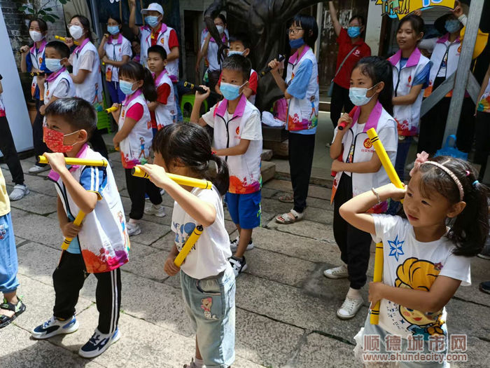 孩子们在一刀老师的带领下，学习双节棍。.jpg