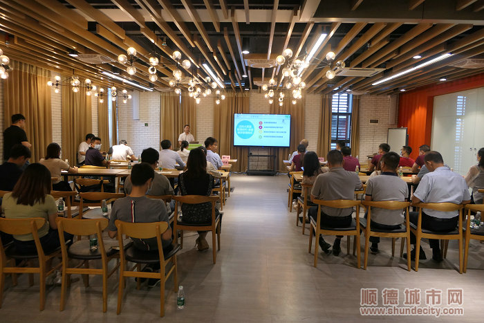 与会众人认真听名师解读政府质量奖申报流程。.jpg