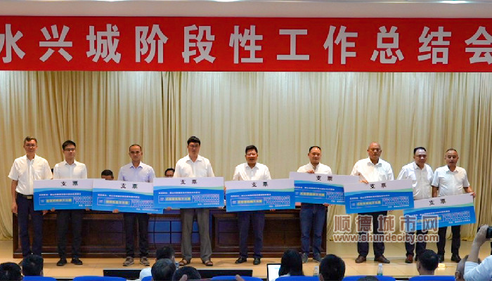 霍茂昌书记、钟义组长为村居颁发清岸扶持支票（合影）_副本.jpg
