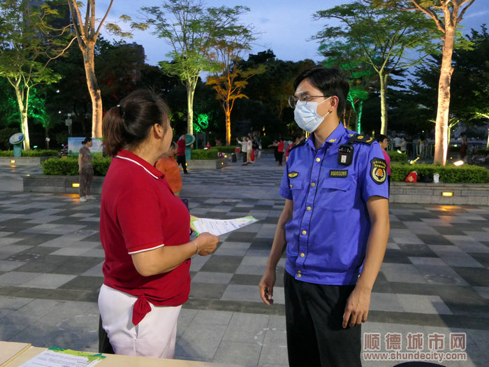 执法人员为广场舞阿姨宣讲”清音行动“。.jpg