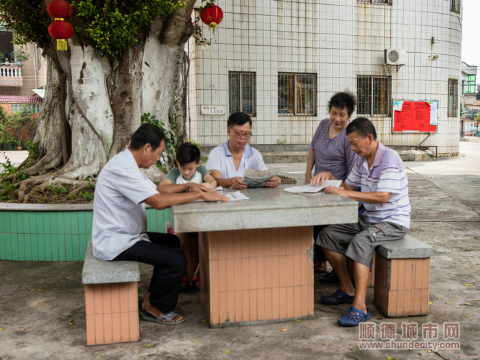 均安沙浦年过半百的老人、妇女坐在树荫底下休息。（顺德城市网摄影师俱乐部“梁平凡”摄）.jpg