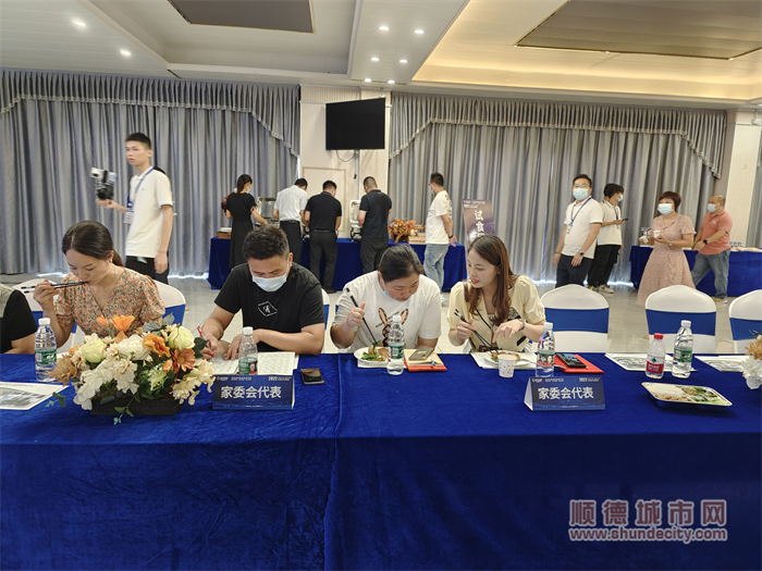 图：志愿者们亲口品尝学生配餐.png