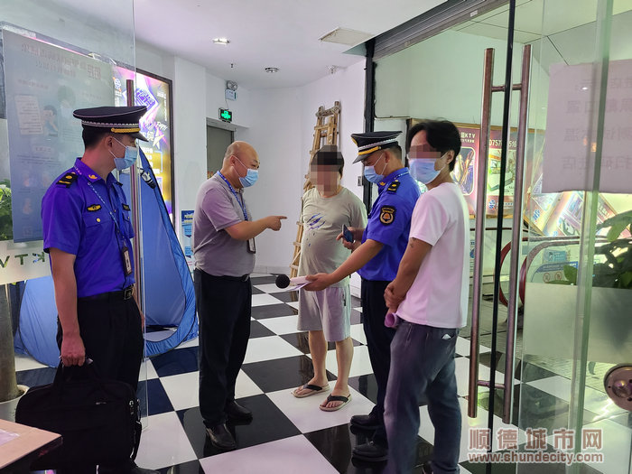 执法人员督促经营者完成整改，并进行法律法规宣讲。.jpg