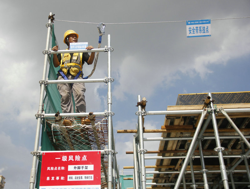 高空作业时，尤其要做好保护。.JPG