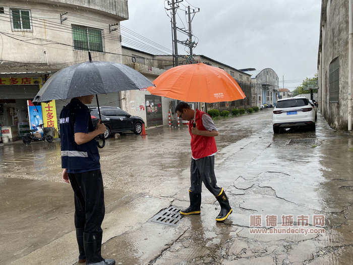 检查下水道.jpg