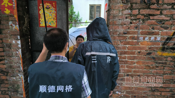 劝导群众撤离.jpg