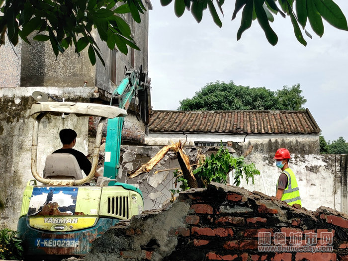 工作人员对违法建筑进行拆除工作。.jpg