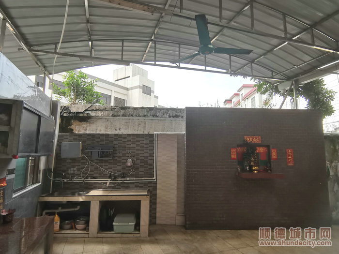 违法建筑物拆除前。.jpg
