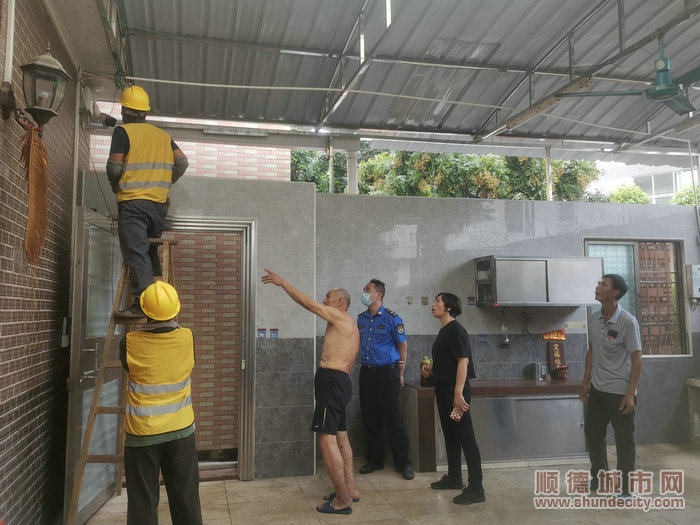 帮助业主先拆除个人物品。.jpg
