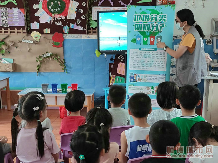 将垃圾分类知识送进幼儿园。.jpg