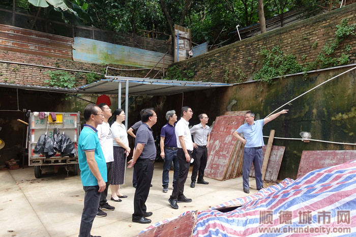 检查组到南霞西安街9巷5号房屋后侧山体滑坡应急工程巡查。.jpg