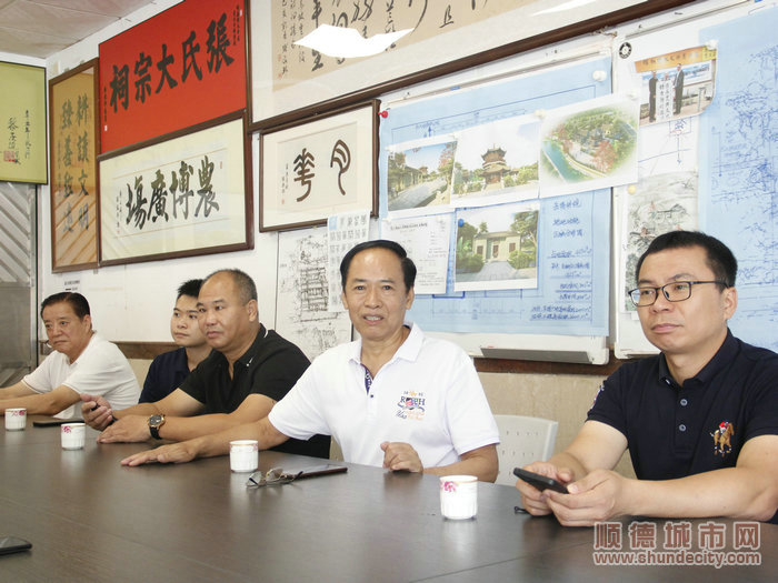 龙江农耕文化博物馆筹建处负责人张教邦（右二）。.JPG