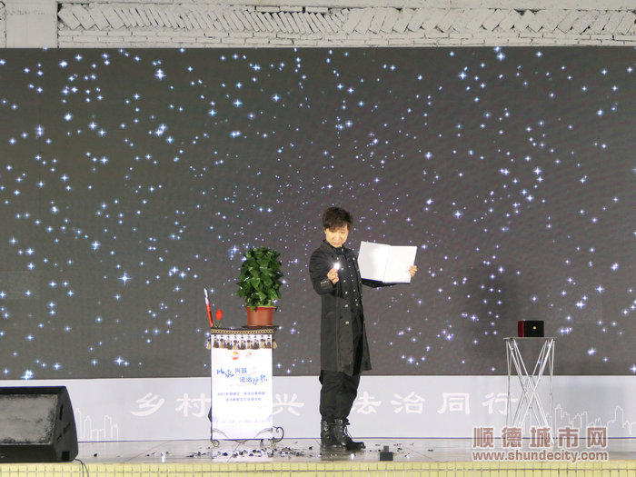 法制魔术表演。.jpg