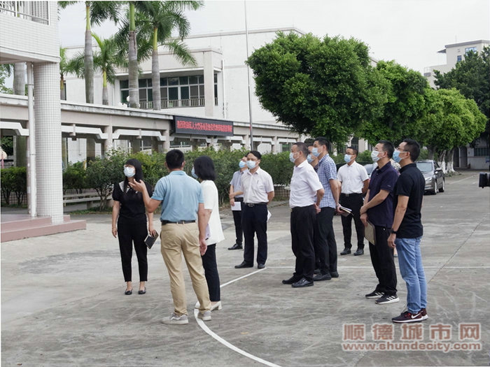 人大代表在细滘学校参观调研。.JPG