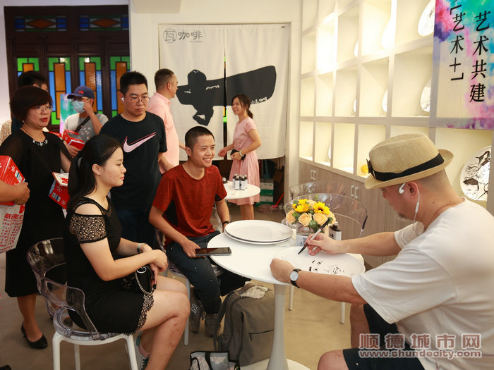活动结束后，中国动画大师甄启东为市民画创意肖像，互动交流。.jpg