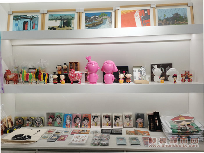 和艺术创新中心展览的文创产品。.jpg