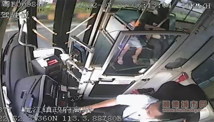 将小女孩安置在公交车前排座位，另有热心乘客在旁.png