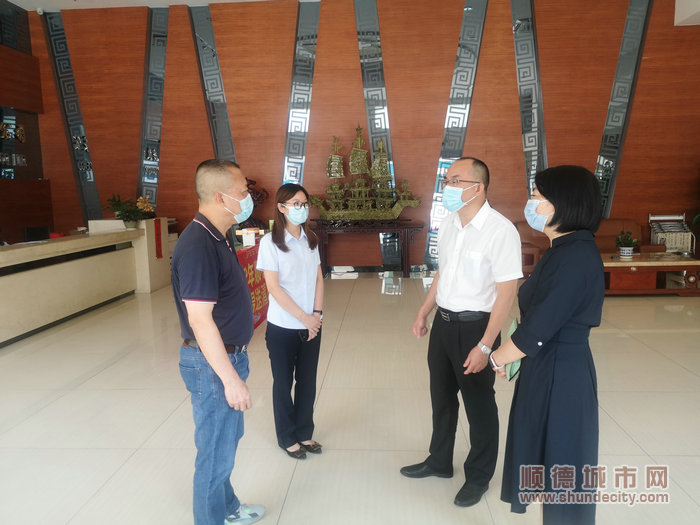 李福信在慰问广东凯华电器股份有限公司员工.jpg