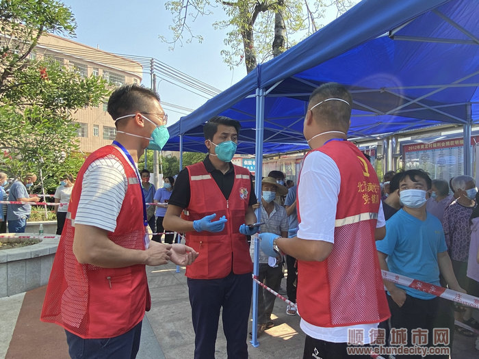 陈忠青和同事在防疫现场。.jpg