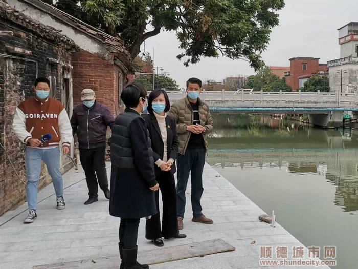 陈忠青和镇领导了解“治水大会战”成果。.jpg