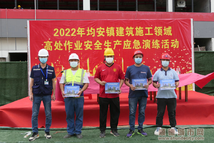进行赠书仪式。.jpg