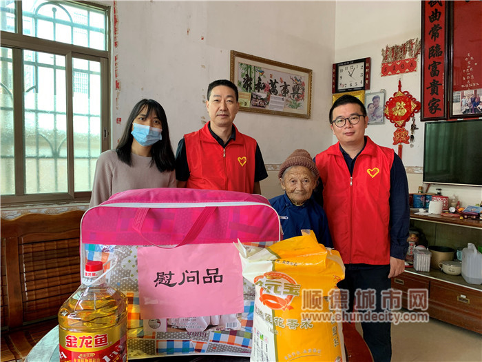 梁翠文开展中秋节节日慰问孤寡老人活动_副本.jpg
