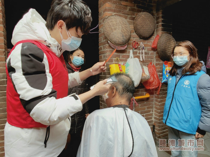 链接志愿者资源上门为行动不便的残疾人义剪_1.jpg