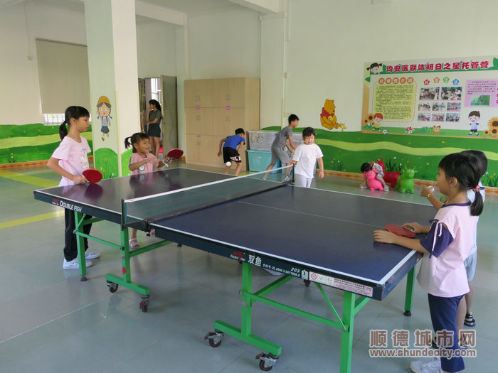 孩子们正在打乒乓球。.jpg