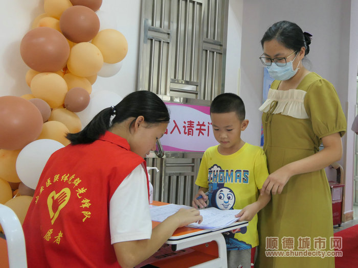 李翠英来到托管营接走孩子。.jpg