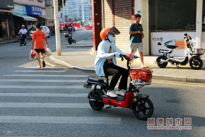 图1 骑车的市民全副武装.jpg