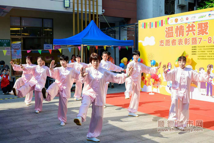 长者们在表演太极拳.jpg