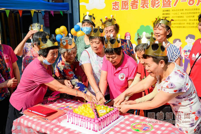 长者们在过生日会.jpg