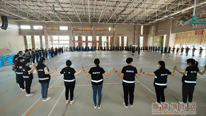 在赵彩的带领下，均安网格员进行游戏。.jpg