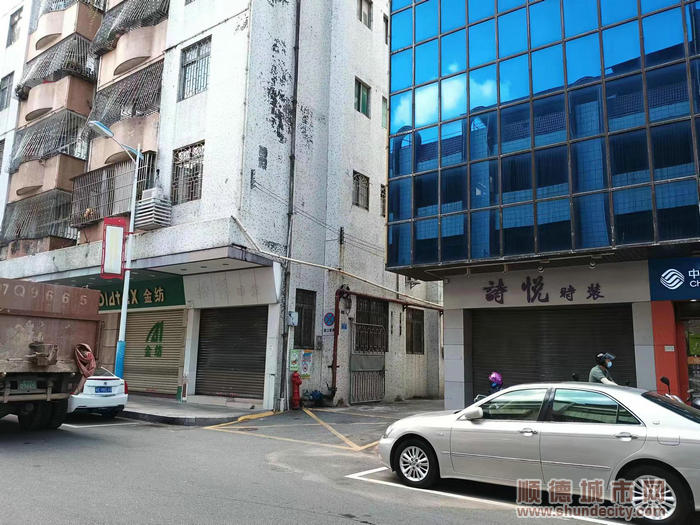 华安花园外部墙面瓷砖有部分脱落。.jpg