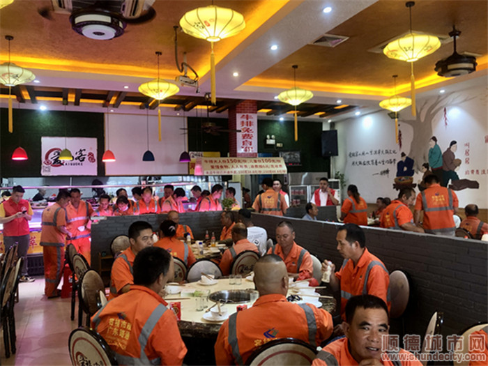环卫工们到达饭店。.jpg