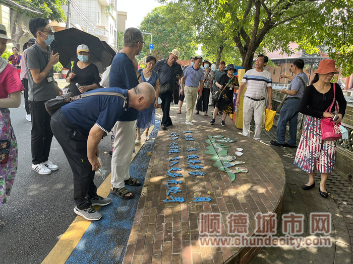 老干部仔细观看石板上的小诗_副本.jpg