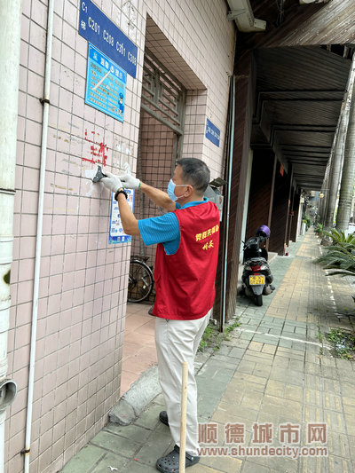 党群先锋队去除墙面牛皮癣。.jpg