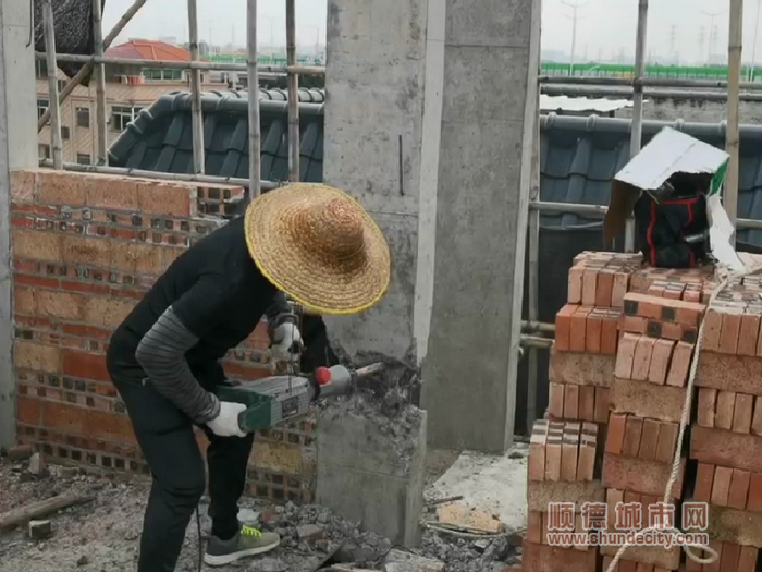 在执法人员帮助下，进行违建拆除。.png