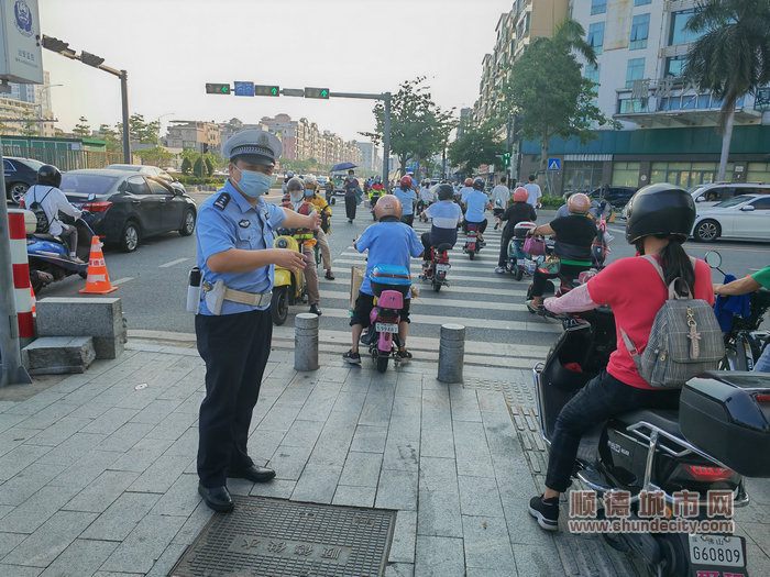 顺德公安交警部门全力以赴做好创文迎检工作 (2).jpg