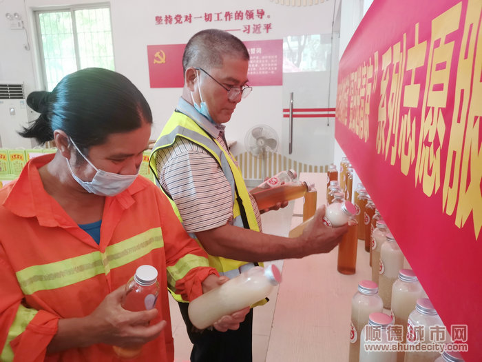 志愿者正在领取消暑饮品。.jpg