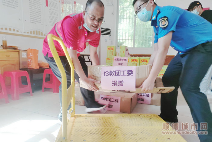 正在分装消暑品给村居一线户外工作者。.jpg