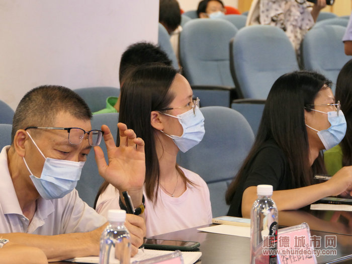认真培训的志愿者代表。.jpg