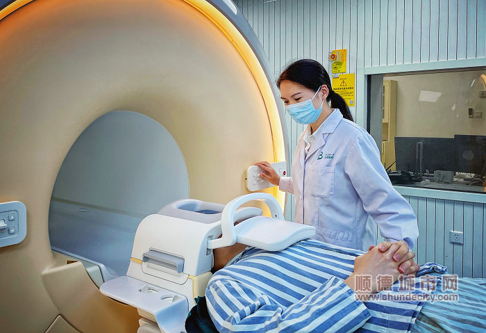 医生为患者进行核磁共振（MRI）检查.jpg