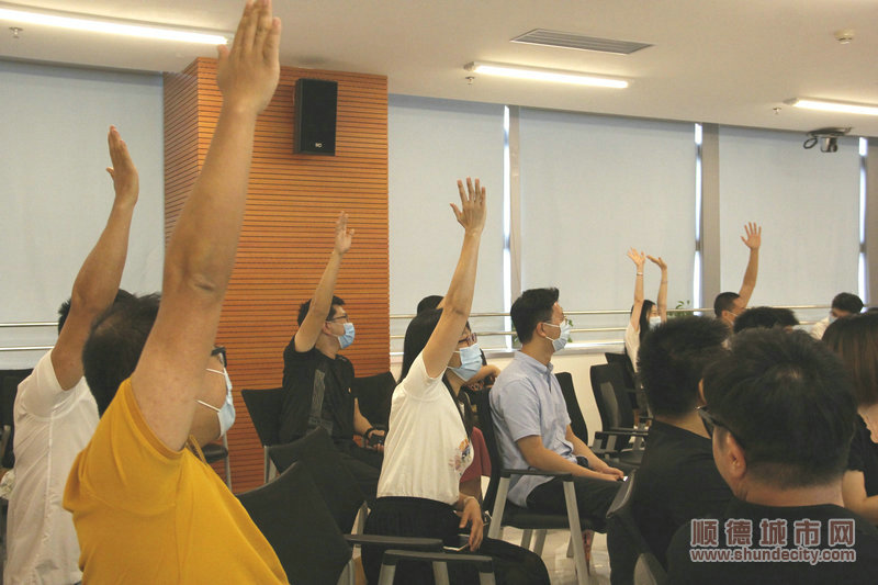 004观众积极抢答。.JPG