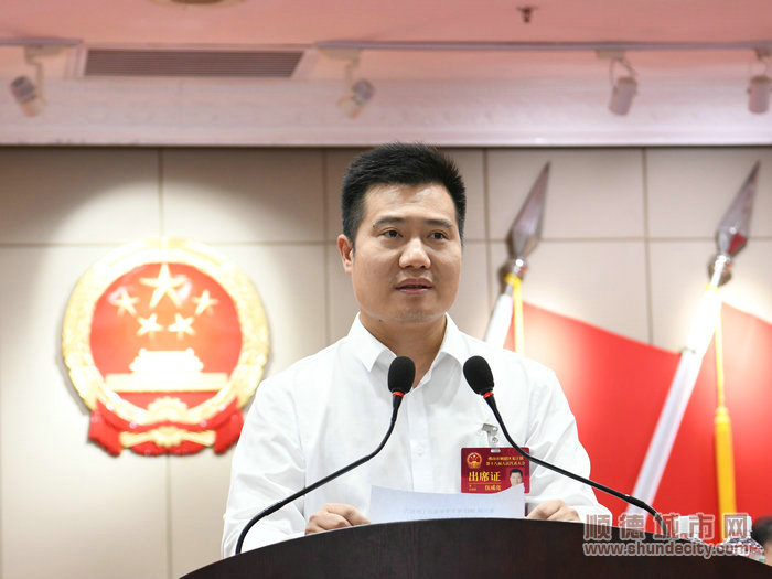 伍成亮作报告。（李海廉摄）.JPG
