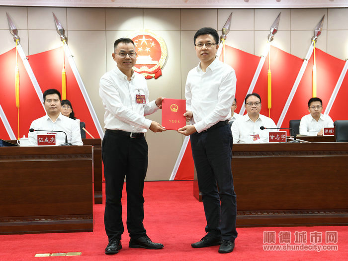 廖启行（右）当选龙江镇副镇长。（李海廉摄）.JPG