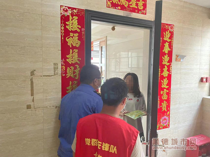工作人员入户派发宣传页。.jpg