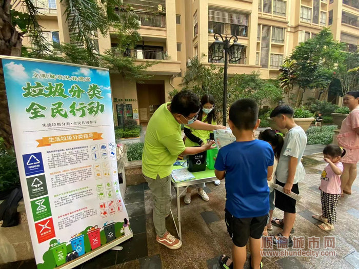 深入到柏涛湾、御翠豪苑等小区进行垃圾分类宣传。.jpg